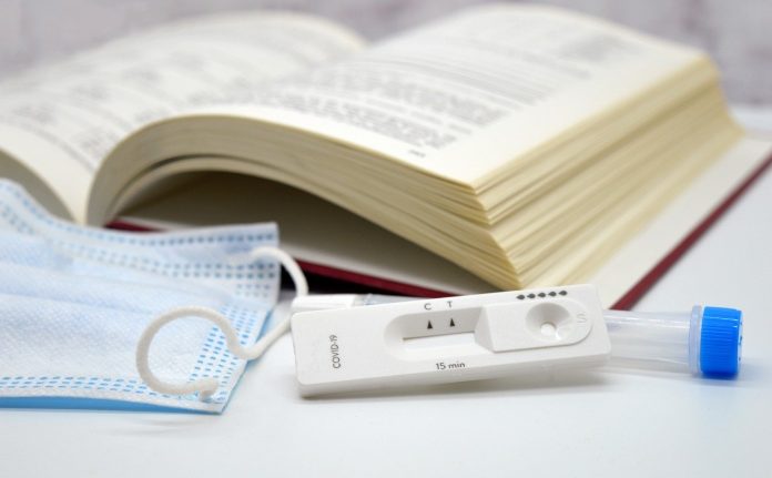 corona-self-test-6939230_1280 COVID-19, norme su frequenza scolastica e green pass