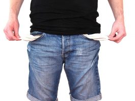 Il personale attende i soldi che gli spettano
