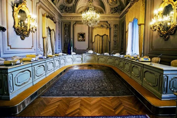 88f440ef-a1ac-4535-b8b3-ef0b57b564e4 Consulta: il differimento del TFS incompatibile con la Costituzione